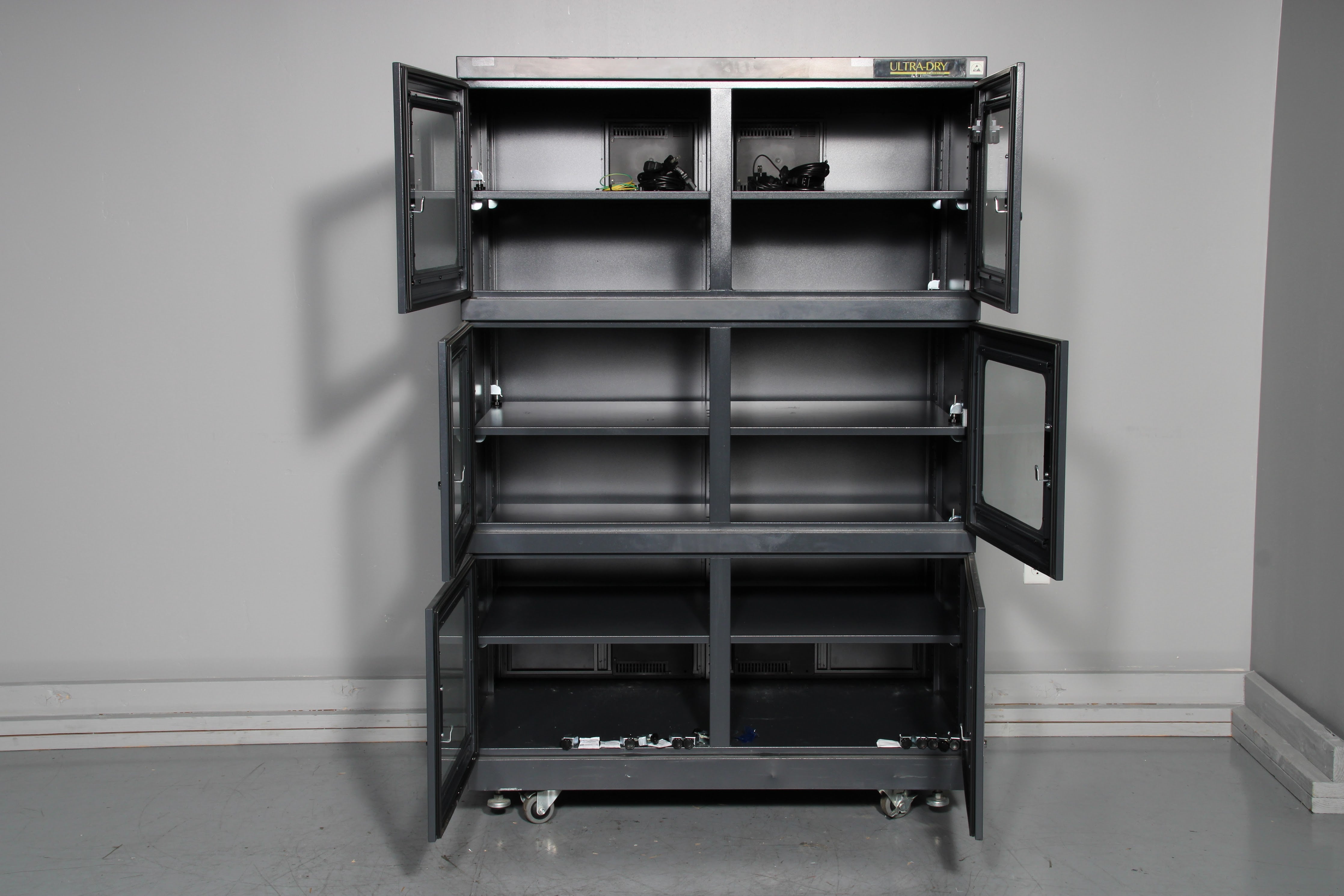 Mann Corp Ultra-Dry 1490V Low Humidity Storage Cabinet and D10-G22 Deh ...