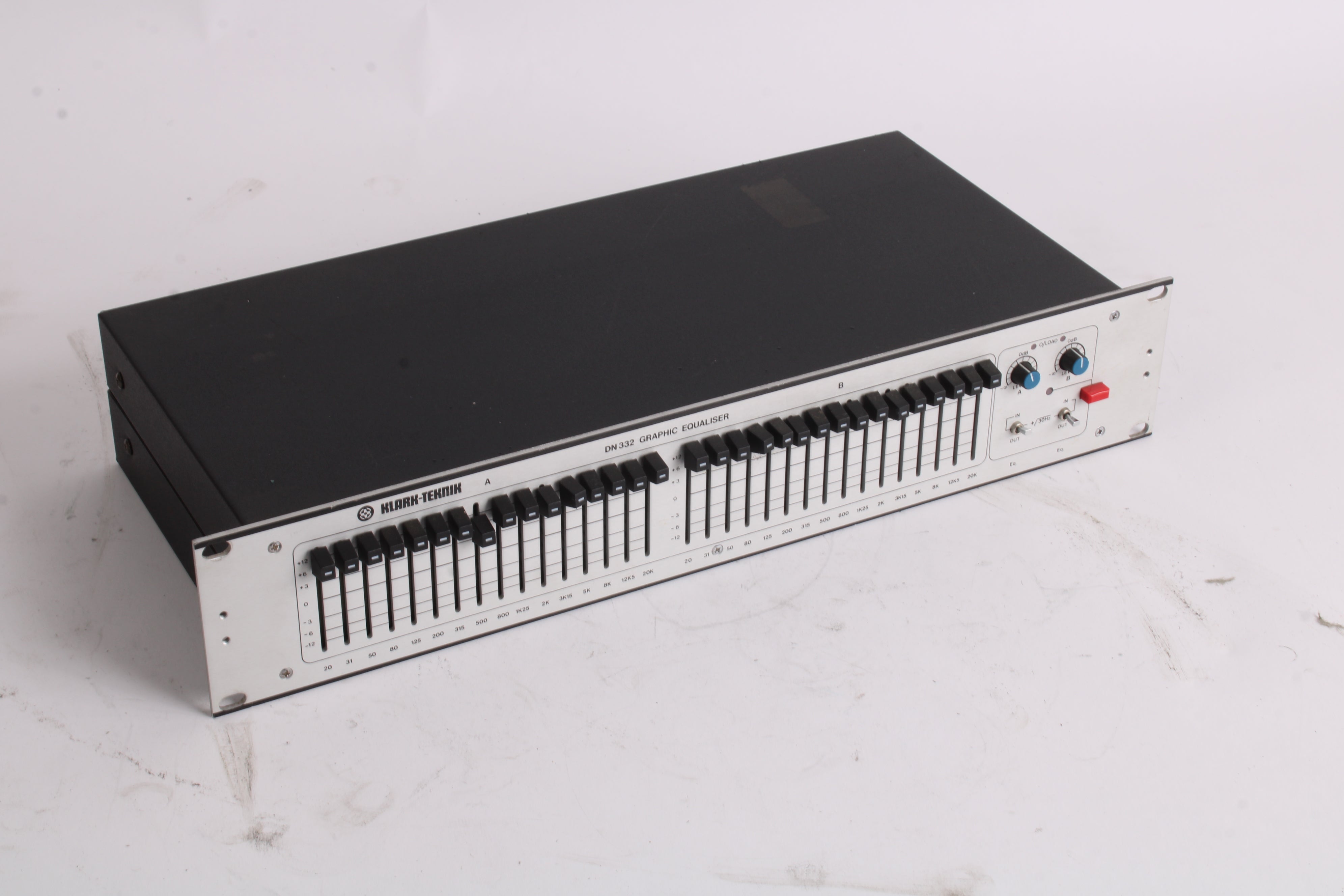 Klark Teknik DN332 Graphic Equalizer / Dual Channel 16 Band - Bent