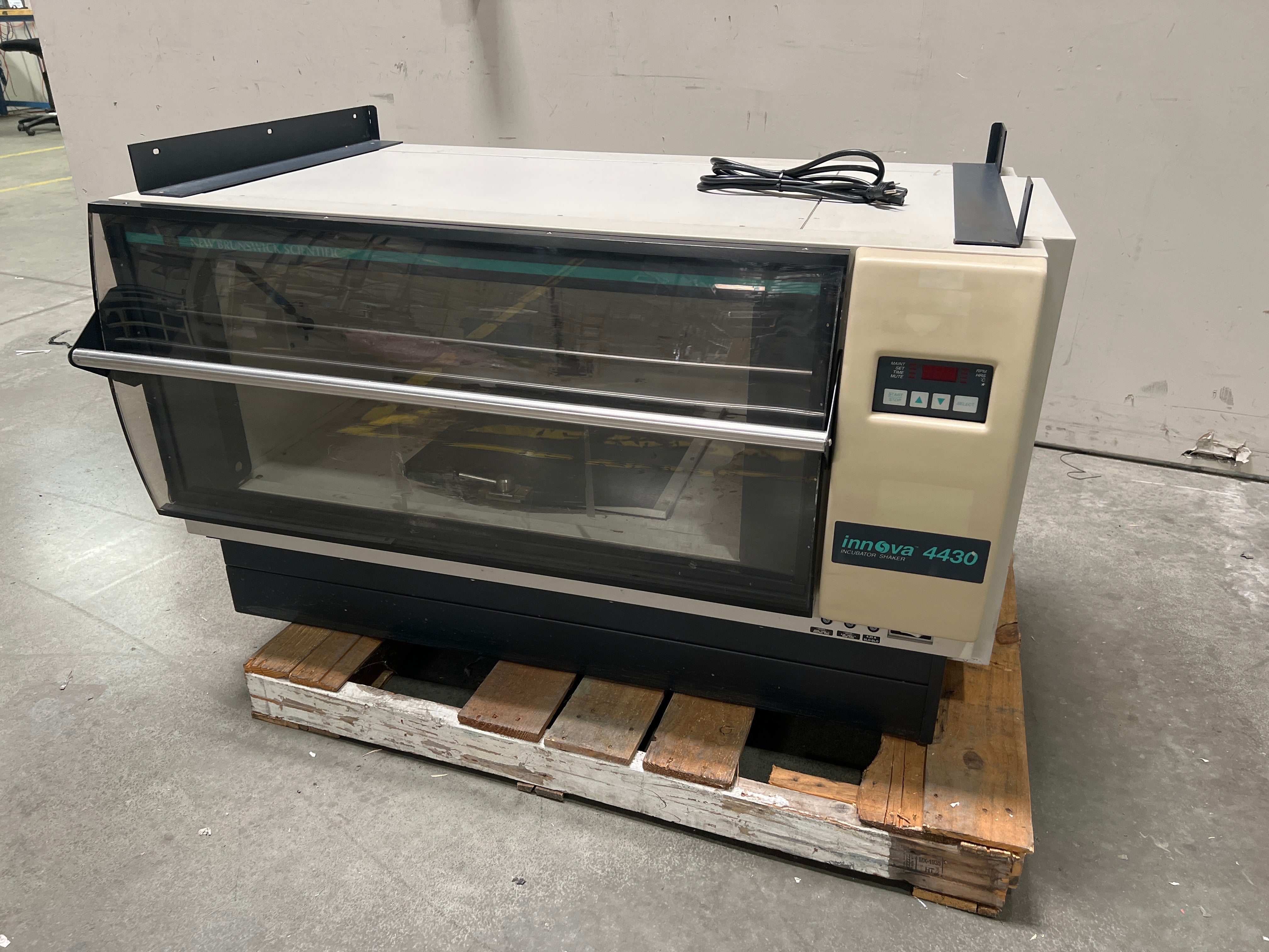 New Brunswick Innova 4430 Refrigerated Incubating Shaker M1243-0004 ...