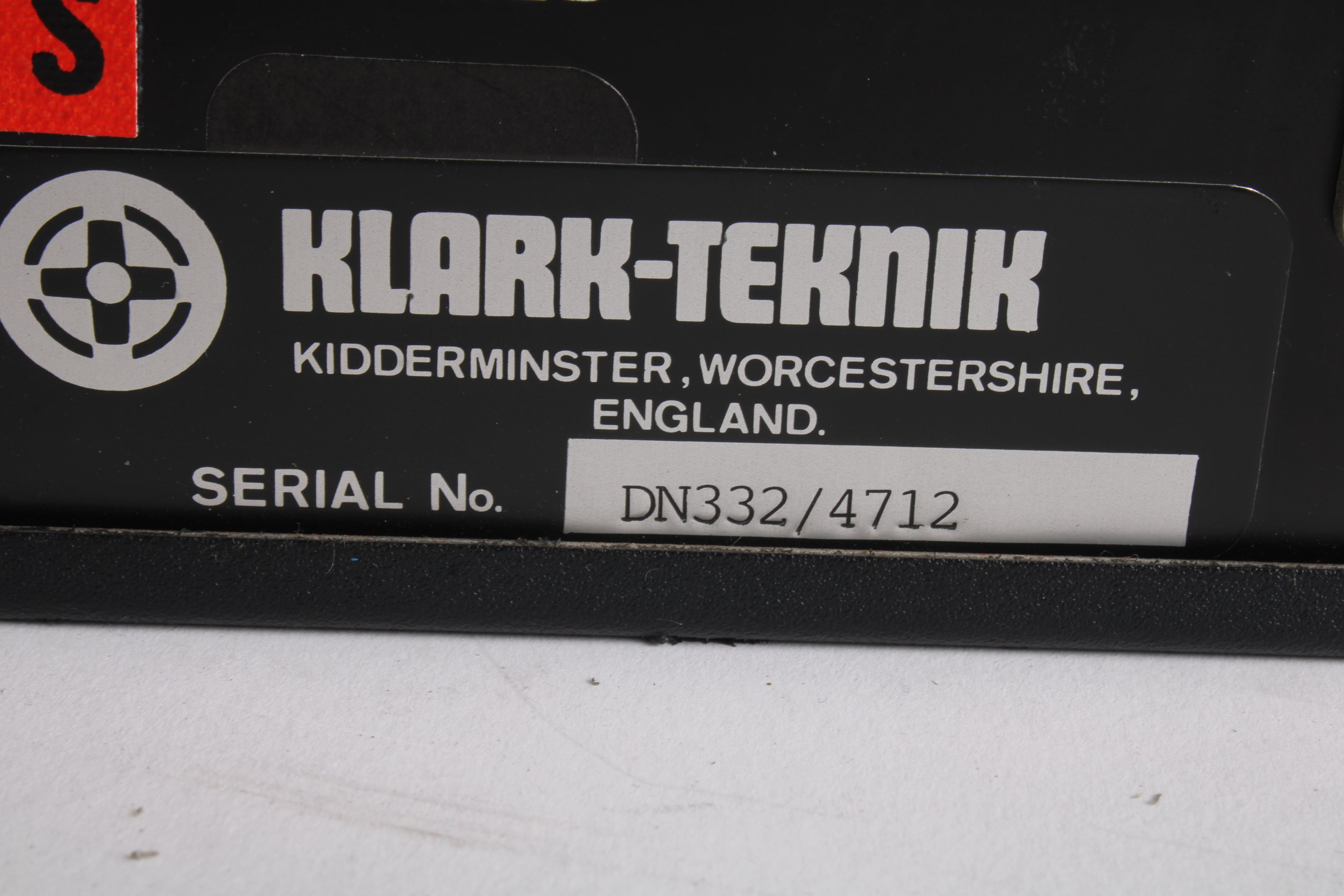 Klark Teknik DN332 Graphic Equalizer / Dual Channel 16 Band - Bent