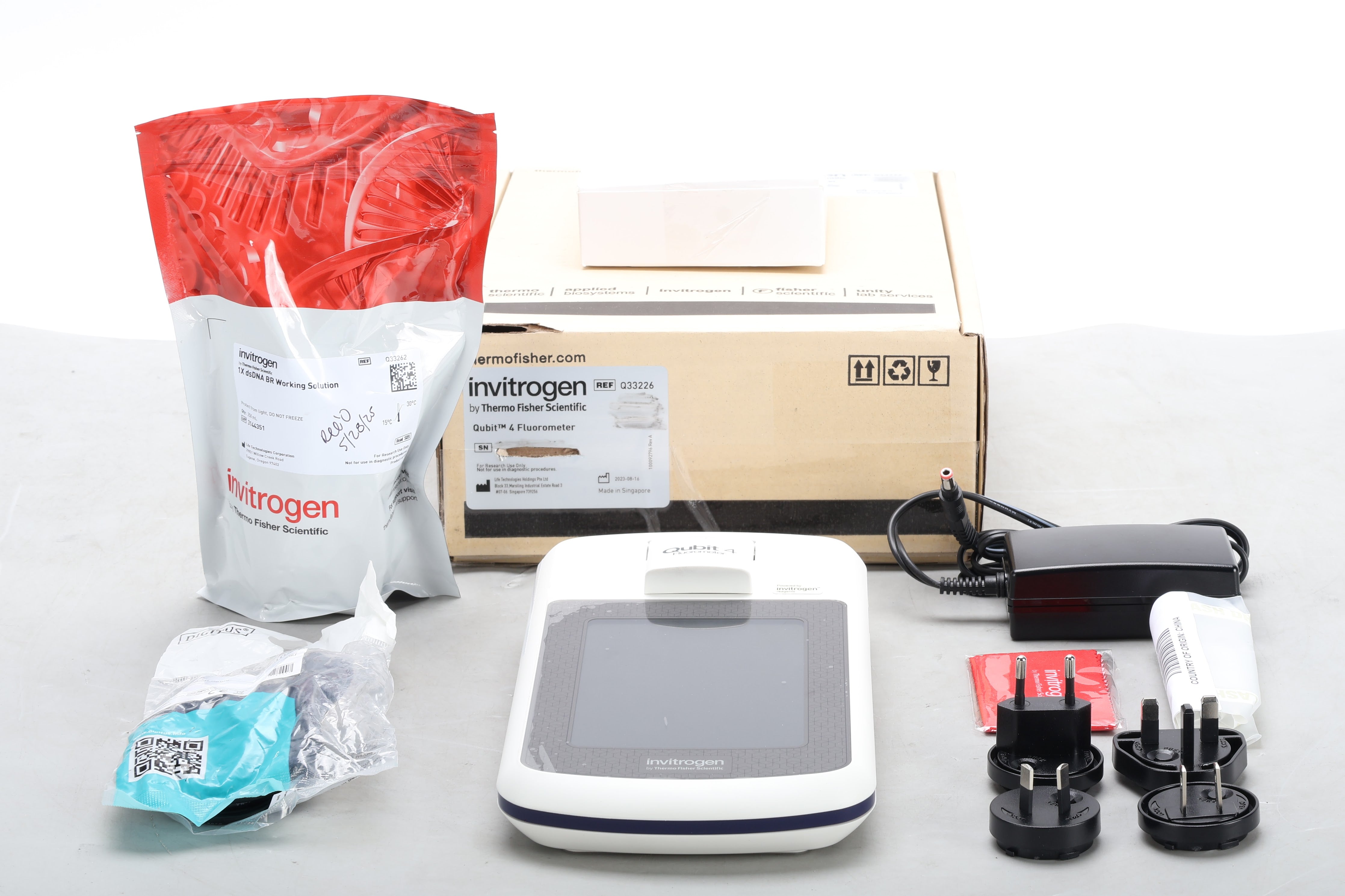 Invitrogen Qubit 4 Fluorometer Q33226 With Power Adapter and Accessori ...