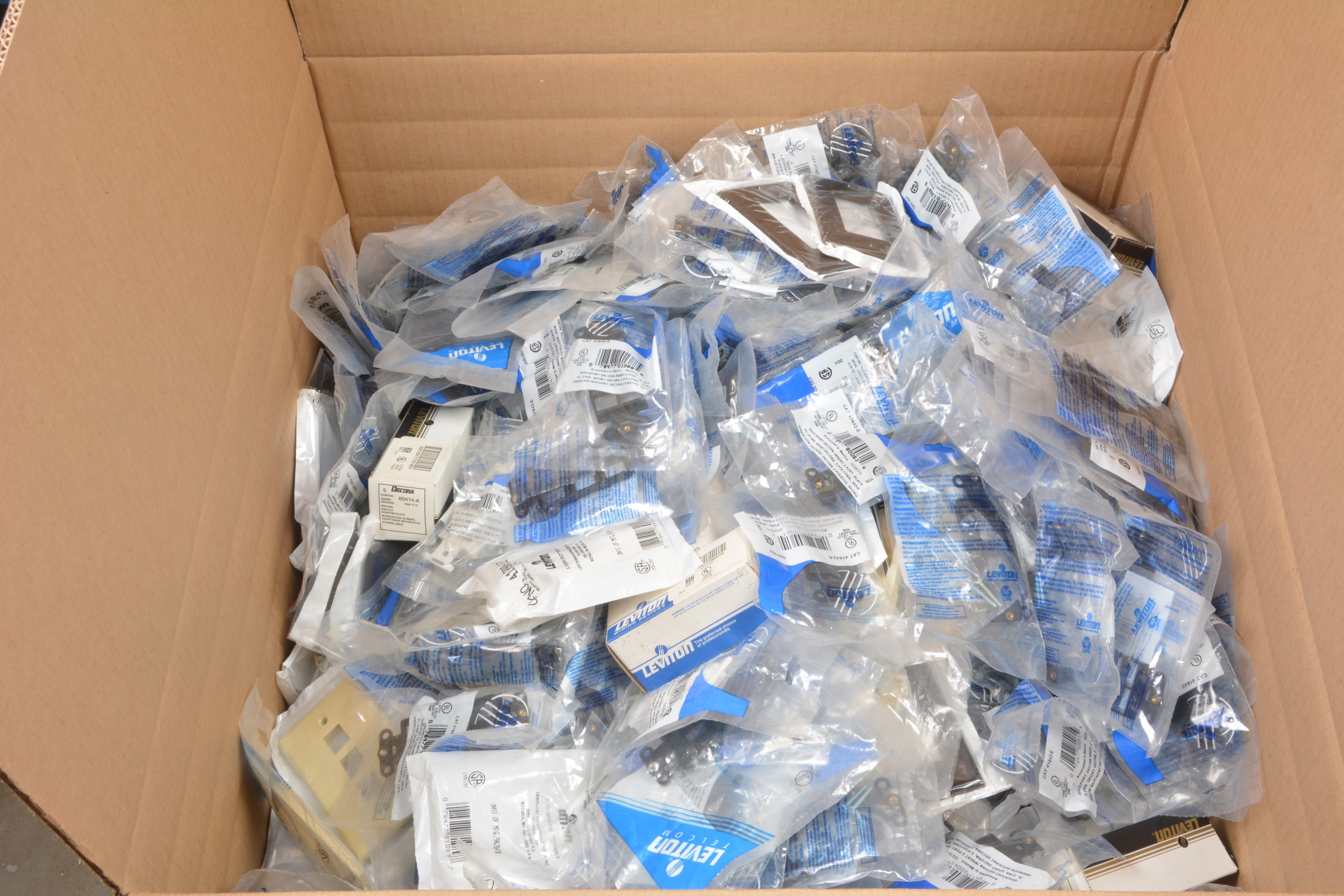 New Leviton Plates and Lighting Accessories Lot of 620 – NTC Tech