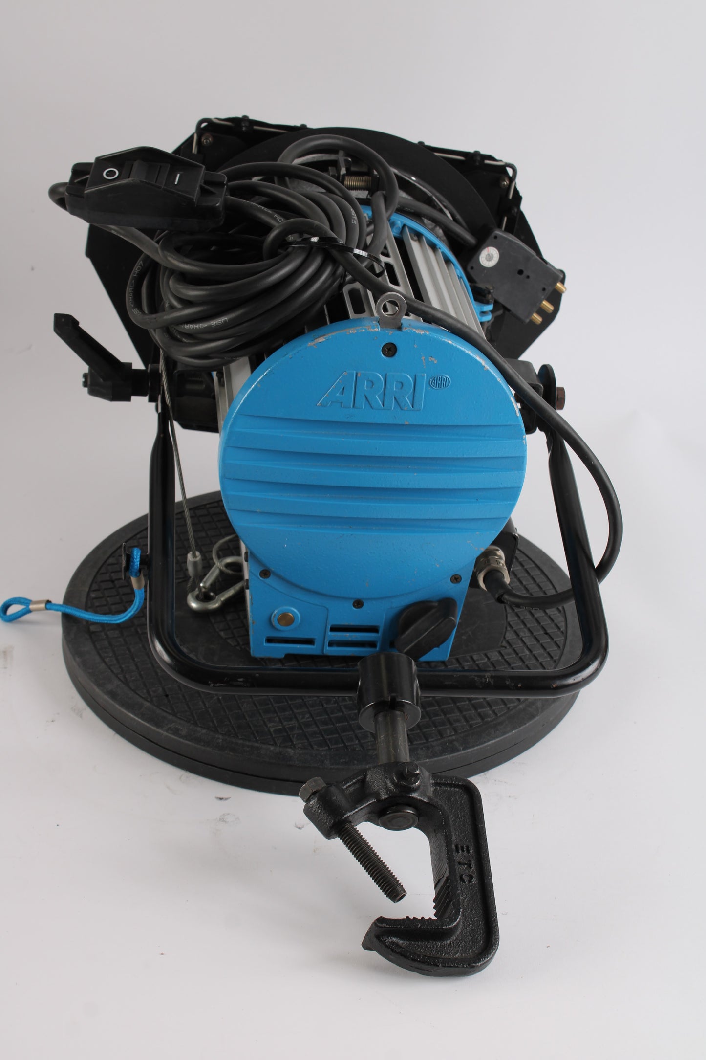 Arri Studio 1000 SpotLight avec portes de grange, support gel Arri Studio 1000 SpotLight avec portes de grange, support gel